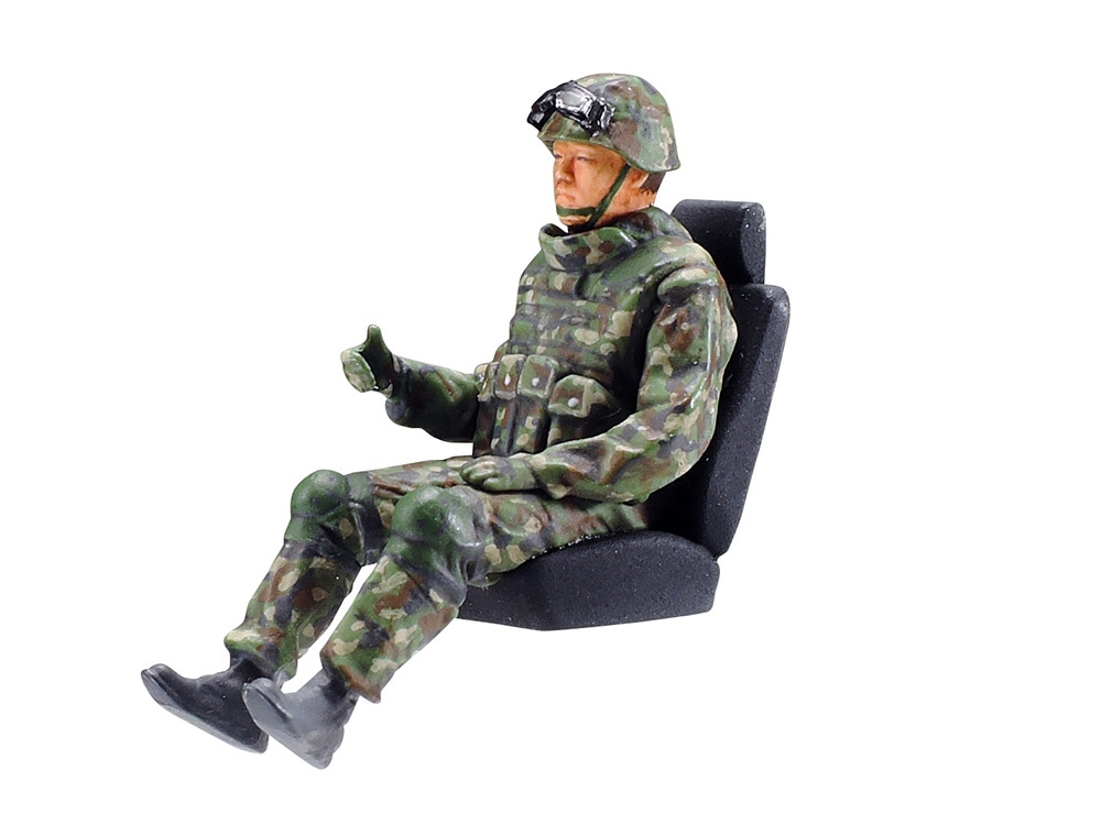 TAMIYA JAPANESE JGSDF LIGHT ARMOURED VEHICLE 1/48 32590