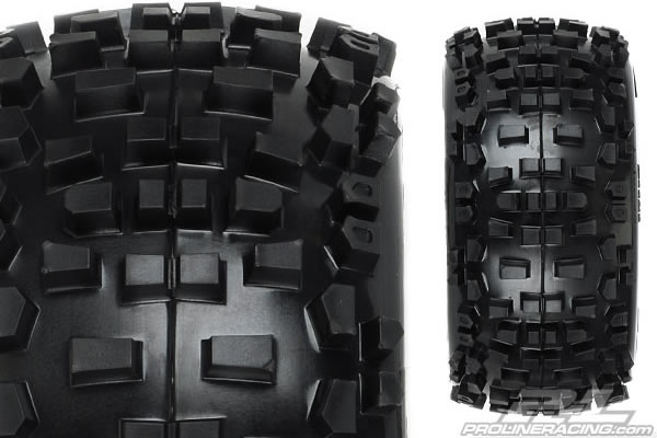 PRO-LINE BADLANDS 3.8 MOUNTED ON BLACK DESPERADO OFFSET WHEEL (17MM)