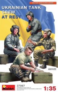 Miniart Ukrainian Tank Crew at Rest 1/35 37067