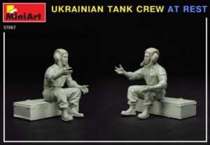 Miniart Ukrainian Tank Crew at Rest 1/35 37067