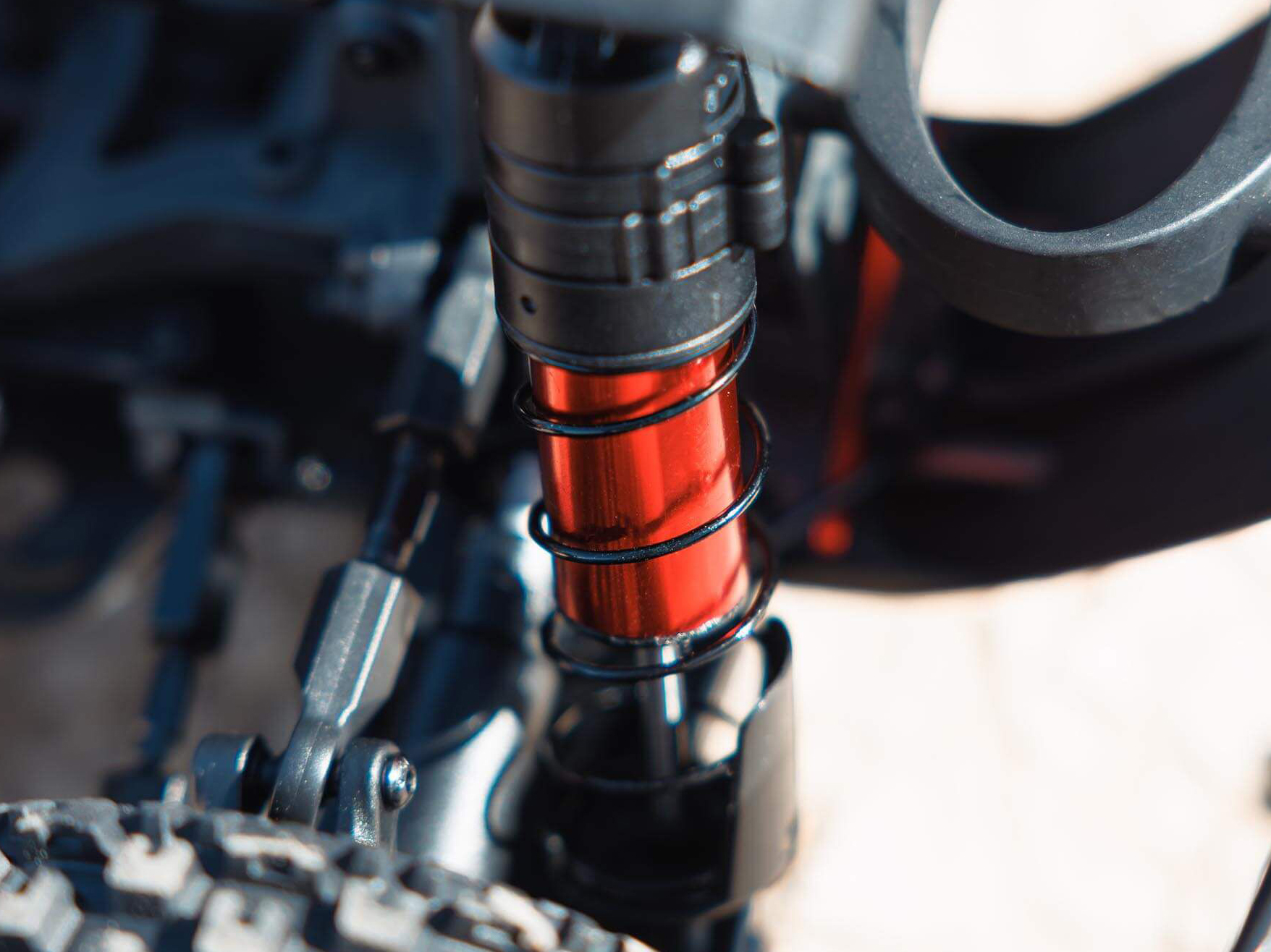 1/8 MOJAVE 4S 4X4 BLX DT (with Centre Diff) RTR Blue - Image 15