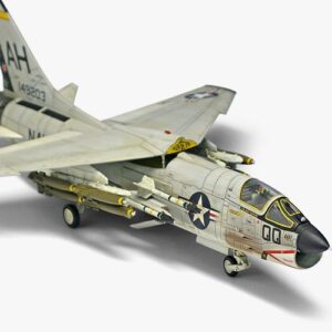 Academy US Navy F-8E Crusader VF-162 'The Hunters' 1/72 12521